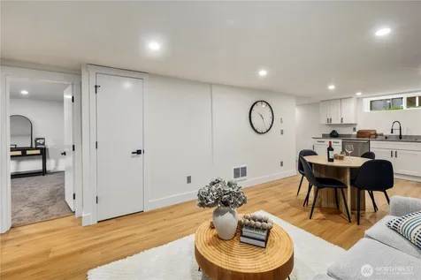 5520 Brooklyn Avenue NE Seattle WA 98105