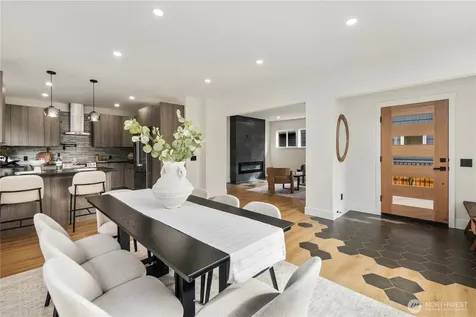 5520 Brooklyn Avenue NE Seattle WA 98105