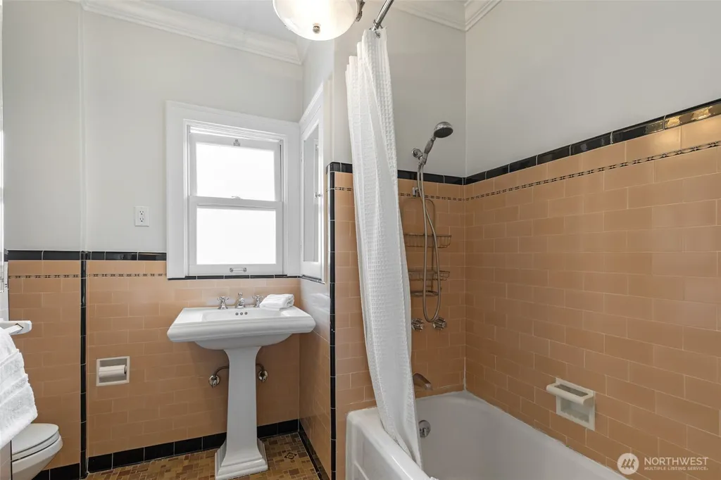 1218 3rd Avenue W Seattle WA 98119