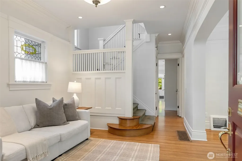 1218 3rd Avenue W Seattle WA 98119