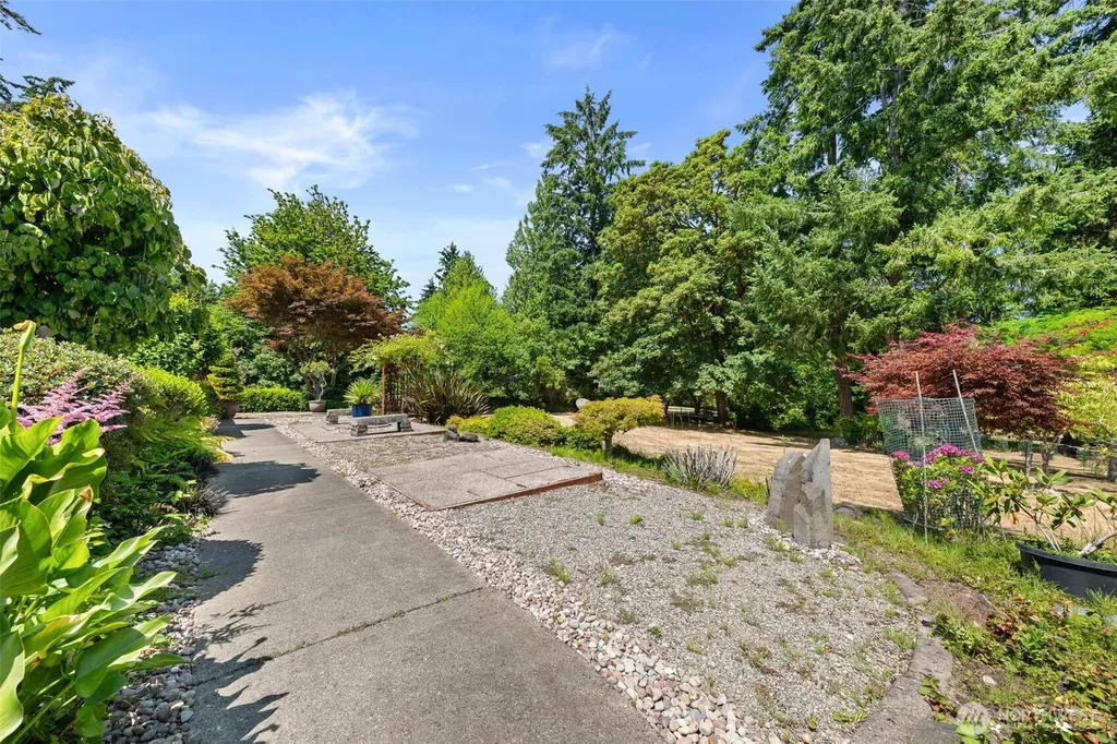 654 9th Avenue Fox Island WA 98333