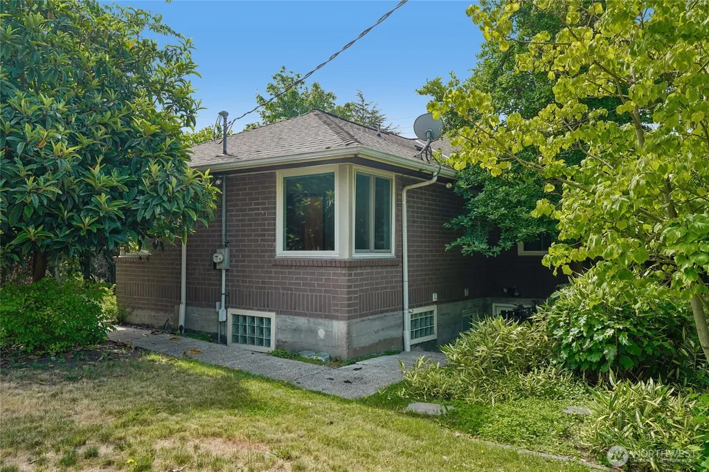 3004 SW Barton Street Seattle WA 98126