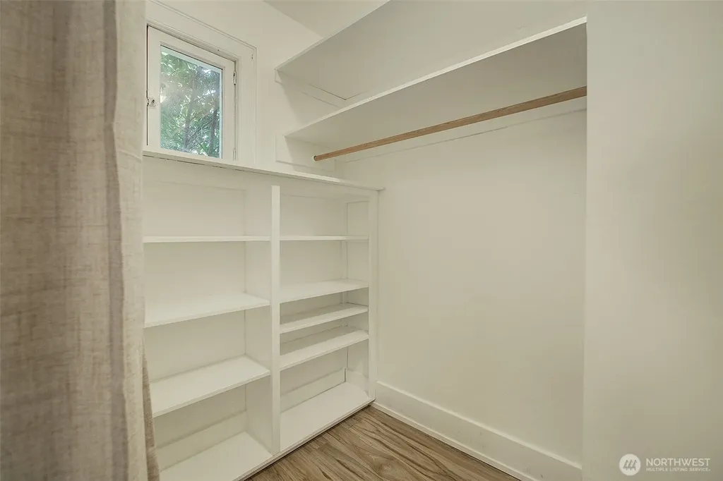 4725 15th Avenue NE Seattle WA 98105