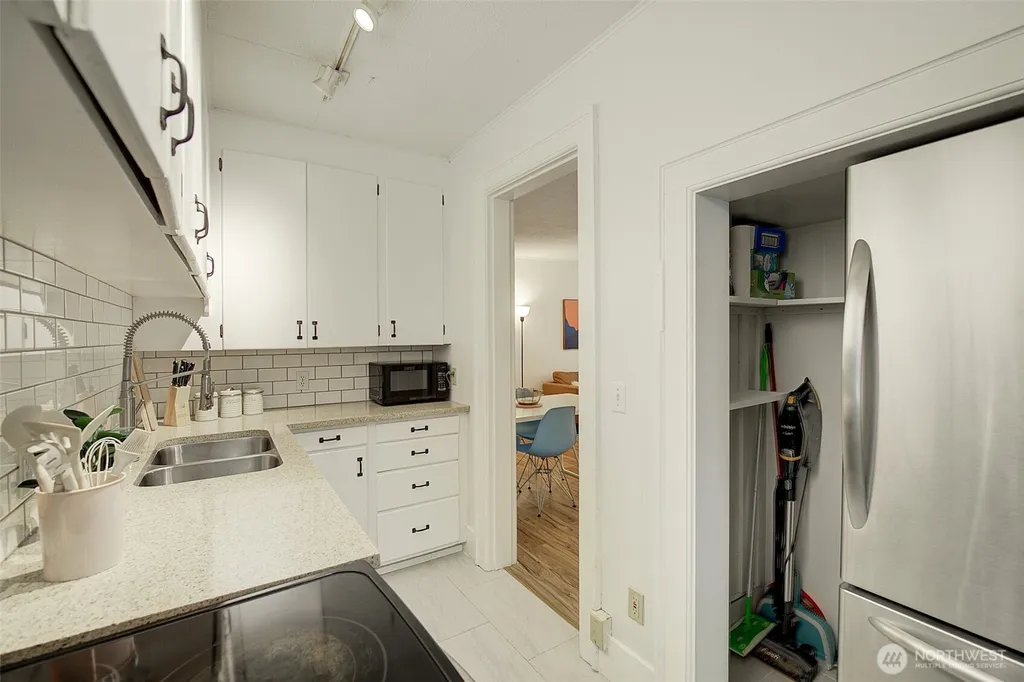 4725 15th Avenue NE Seattle WA 98105