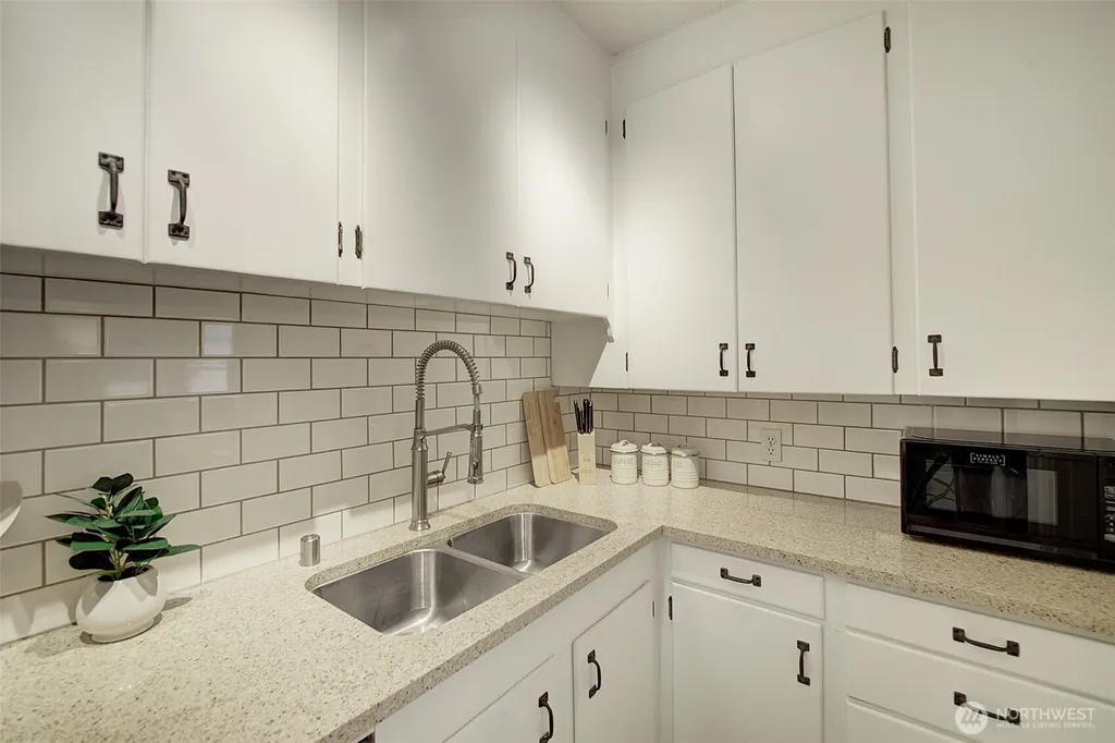 4725 15th Avenue NE Seattle WA 98105
