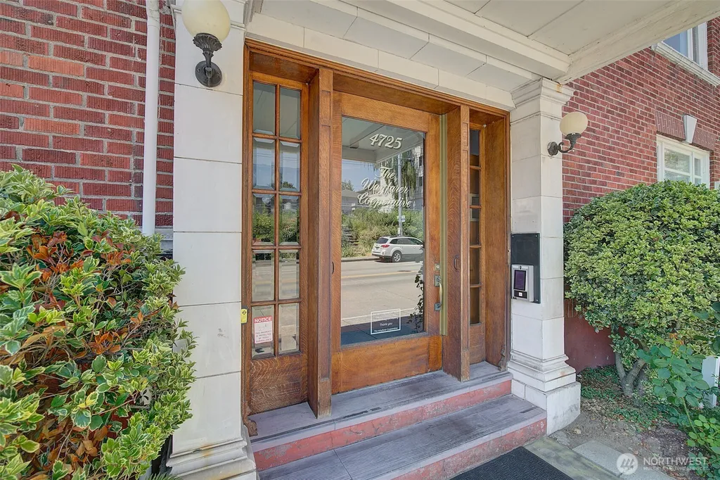 4725 15th Avenue NE Seattle WA 98105