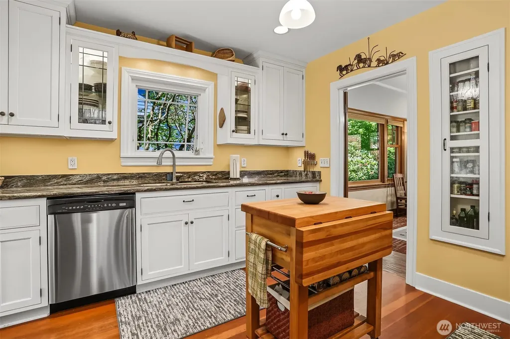 7047 27th Avenue NW Seattle WA 98117