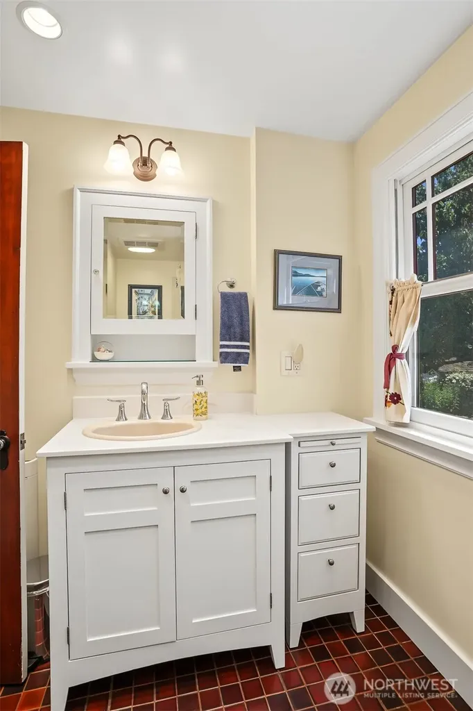 7047 27th Avenue NW Seattle WA 98117