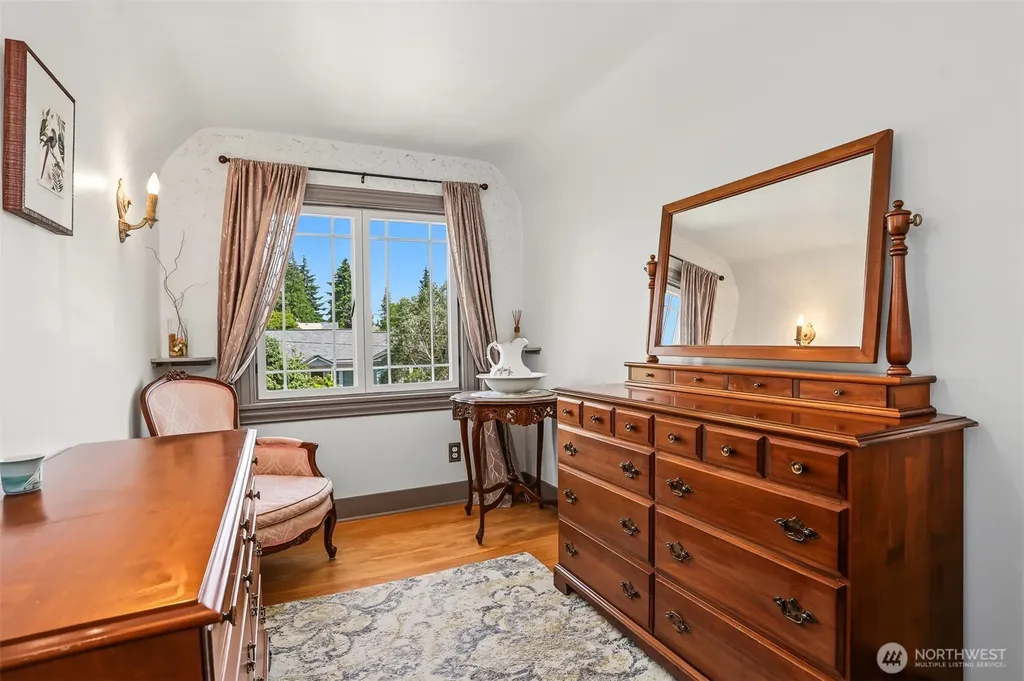7047 27th Avenue NW Seattle WA 98117