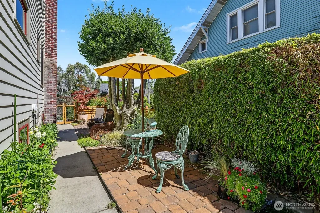 7047 27th Avenue NW Seattle WA 98117