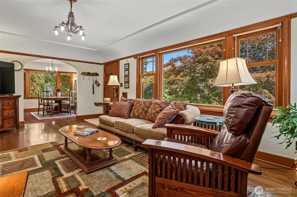 7047 27th Avenue NW Seattle WA 98117