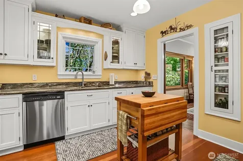 7047 27th Avenue NW Seattle WA 98117