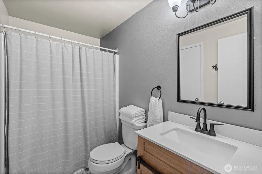 940 Hillandale Drive E Port Orchard WA 98366