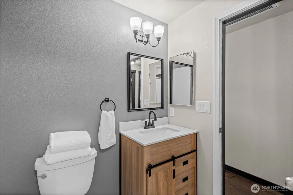 940 Hillandale Drive E Port Orchard WA 98366