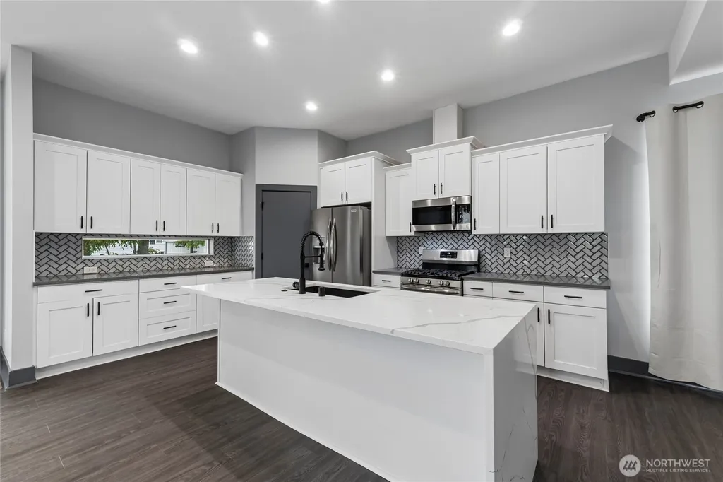 121 Palisades Place Pacific WA 98047