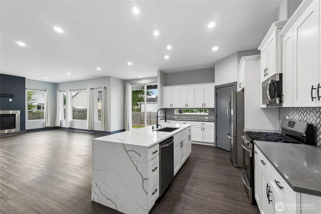 121 Palisades Place Pacific WA 98047