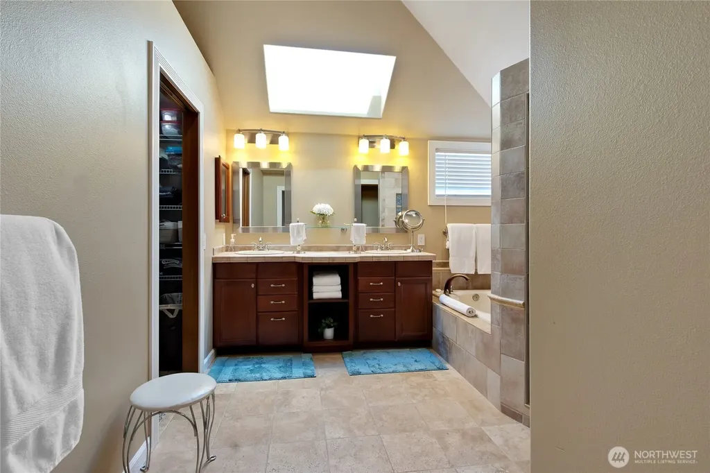 20425 96th Way S Kent WA 98031
