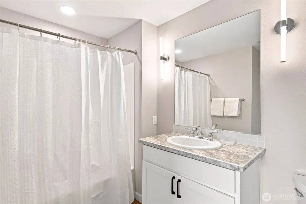 2220 W Woodin Chelan WA 98816