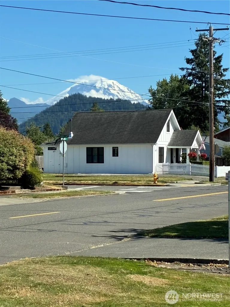 1977 Harding Street Enumclaw WA 98022