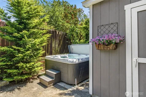 521 NE 85th Seattle WA 98115