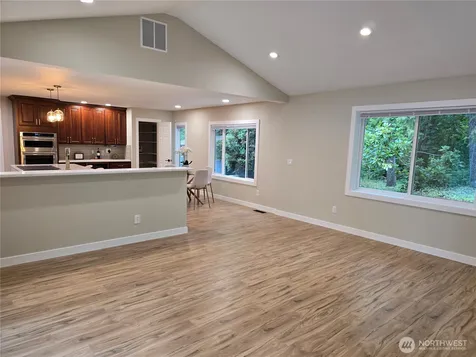 31207 W Lake Morton Drive SE Kent WA 98042