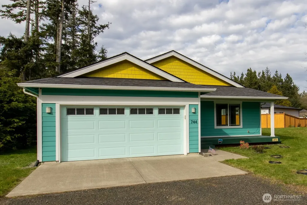 744 SE Evergreen Avenue Ocean Shores WA 98502