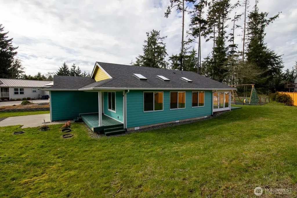 744 SE Evergreen Avenue Ocean Shores WA 98502