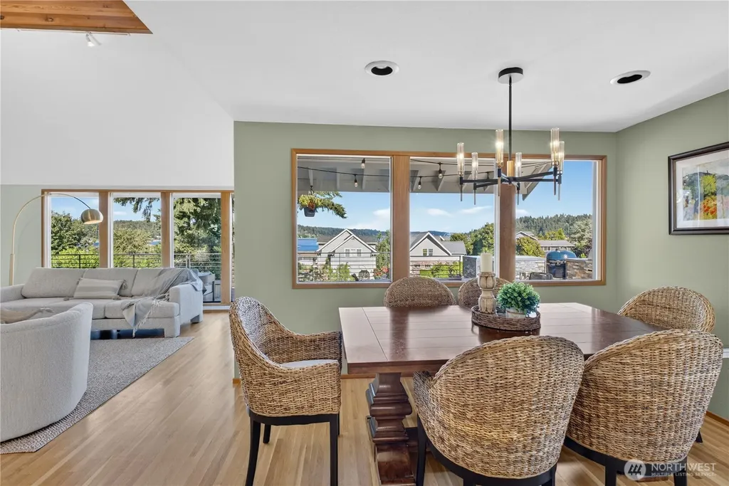 2827 Moorelands Drive NW Gig Harbor WA 98335