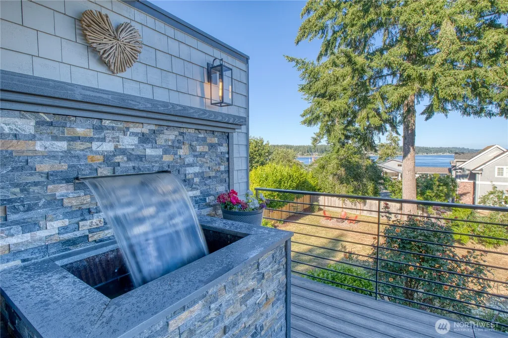 2827 Moorelands Drive NW Gig Harbor WA 98335