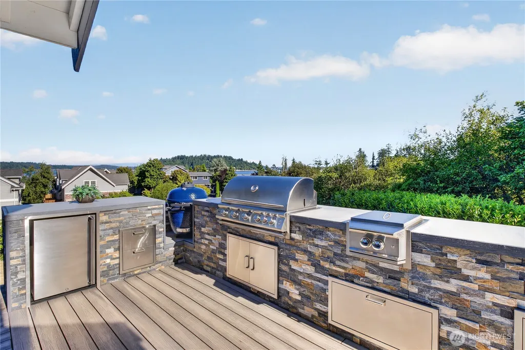 2827 Moorelands Drive NW Gig Harbor WA 98335