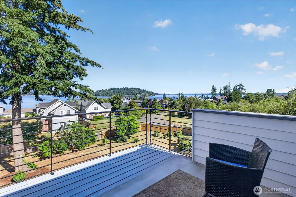 2827 Moorelands Drive NW Gig Harbor WA 98335