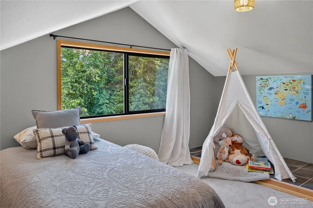 2827 Moorelands Drive NW Gig Harbor WA 98335