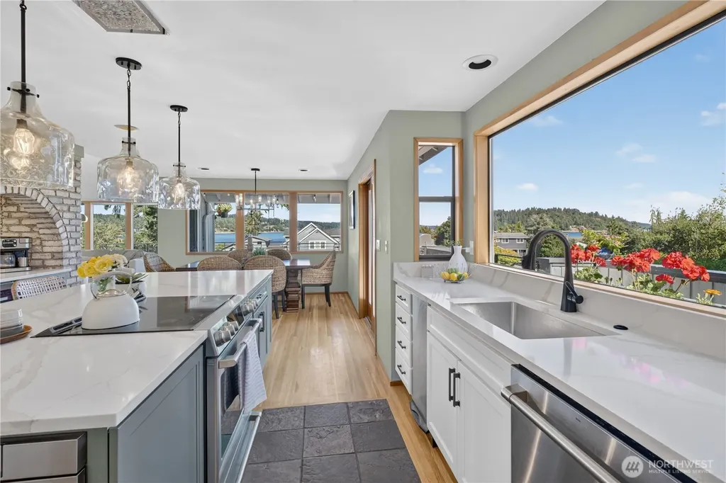 2827 Moorelands Drive NW Gig Harbor WA 98335