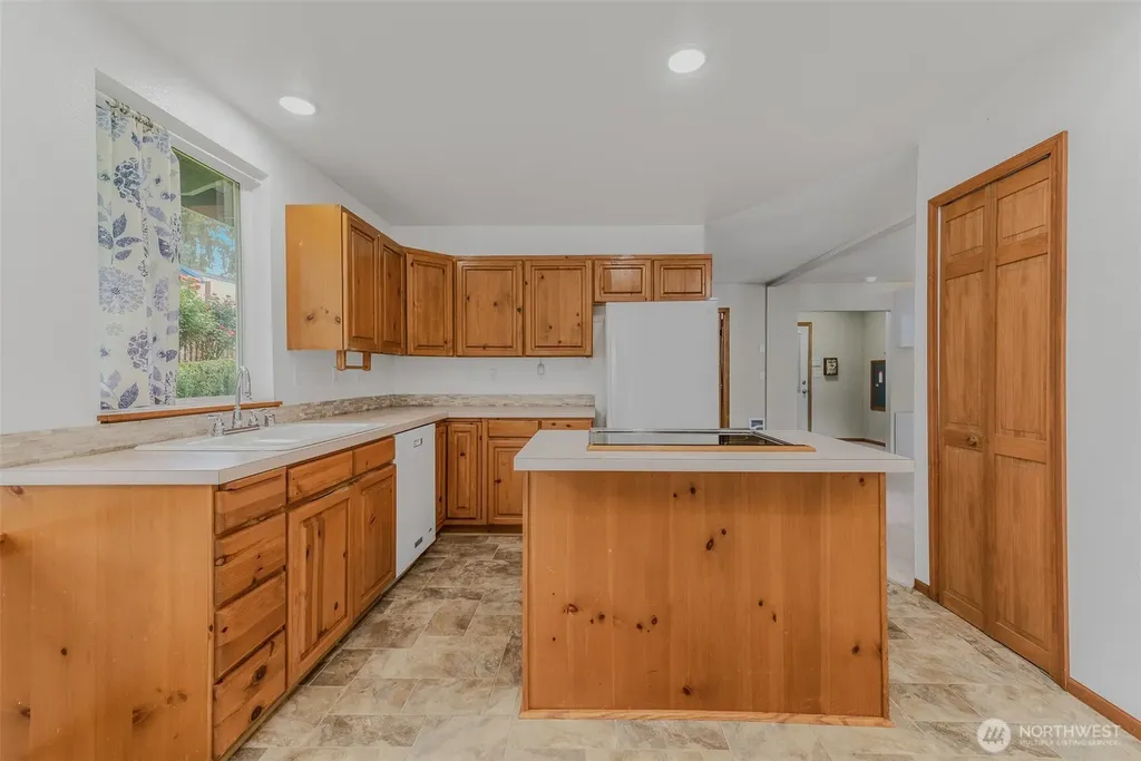 390 E Lakeshore Drive Shelton WA 98584