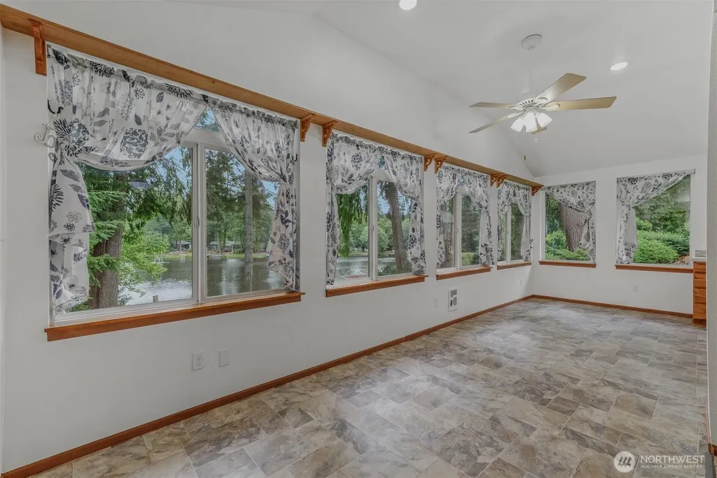 390 E Lakeshore Drive Shelton WA 98584