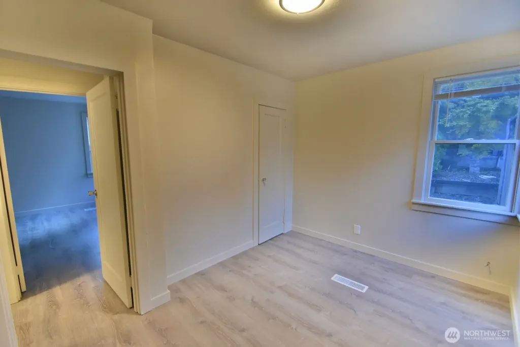 5522 NE 193rd Street Lake Forest Park WA 98155