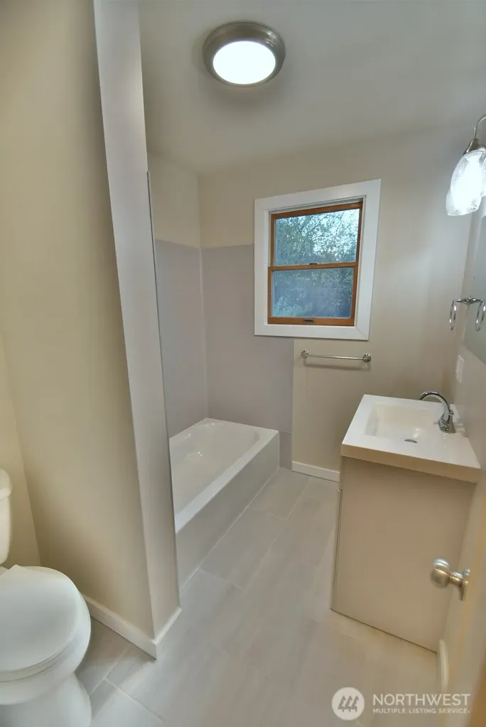 5522 NE 193rd Street Lake Forest Park WA 98155