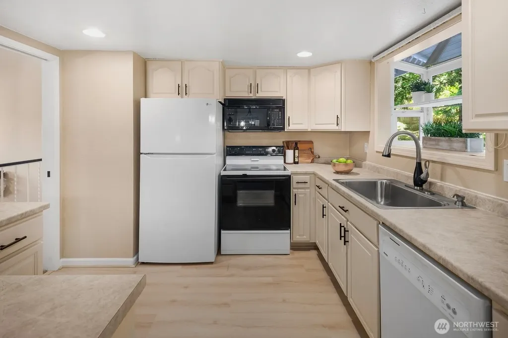 19514 35th Avenue NE Lake Forest Park WA 98155