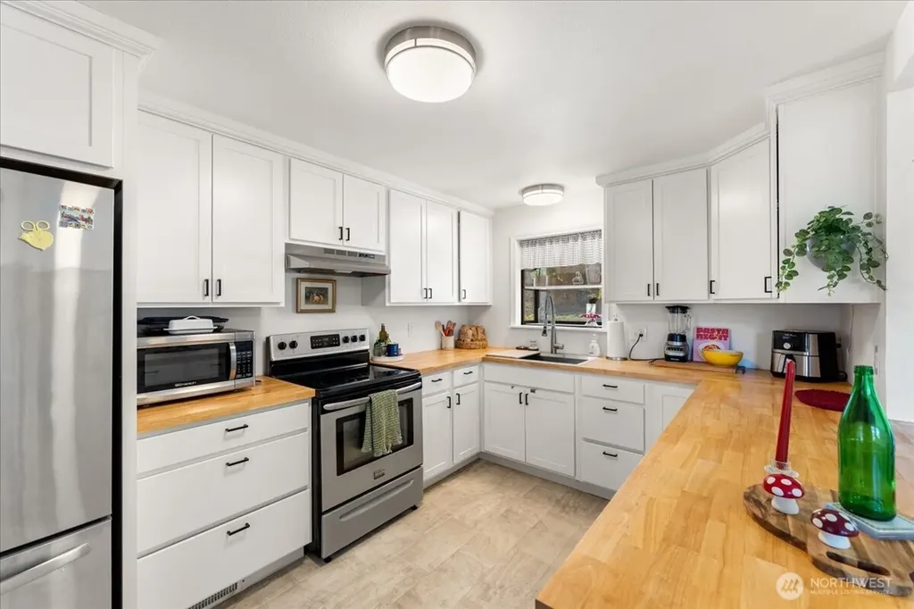 859 SW 132nd Street Burien WA 98146