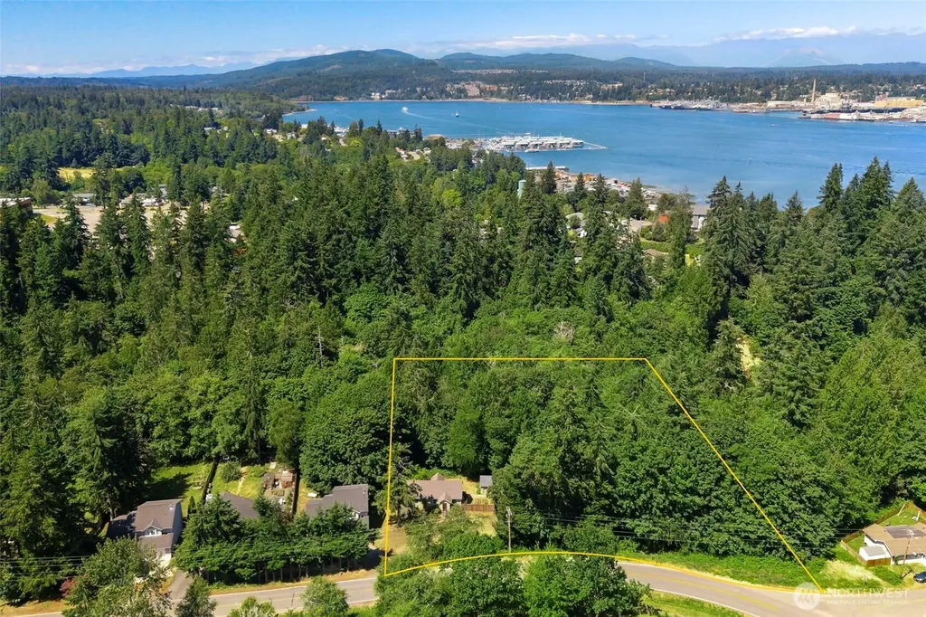 932 Retsil Road Port Orchard WA 98366