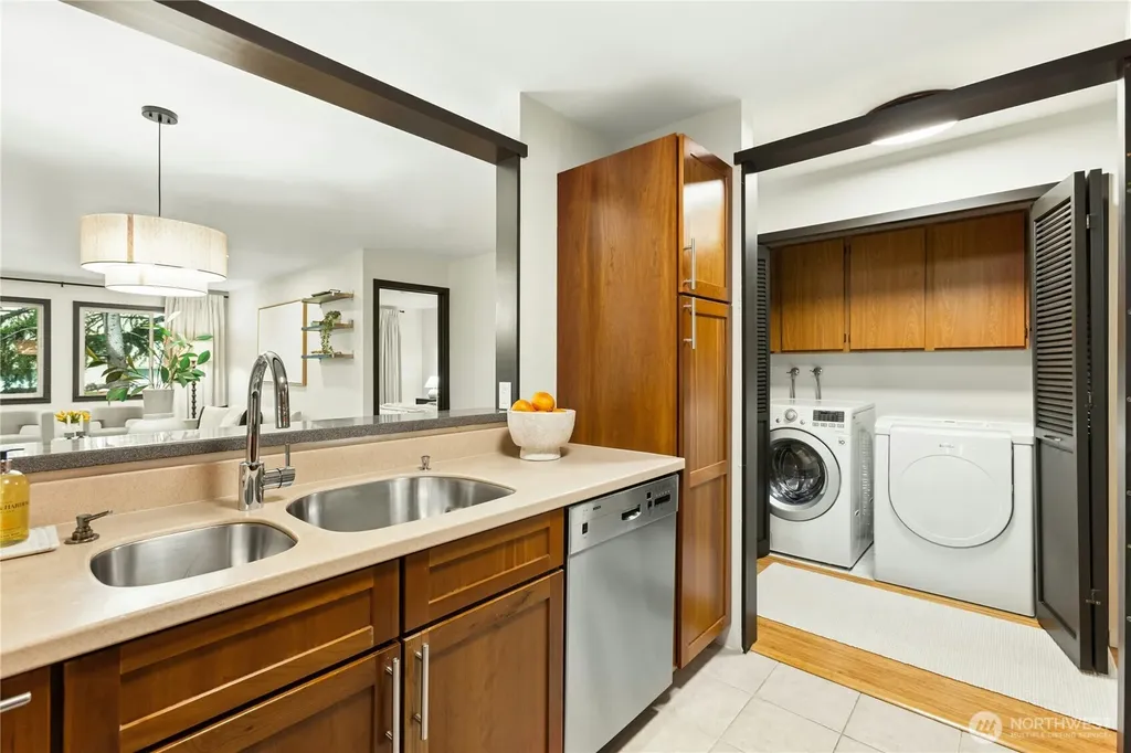 1617 Summit Avenue Seattle WA 98122