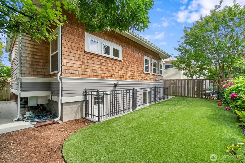 2217 4th Avenue N Seattle WA 98109