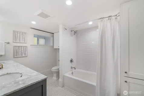 2217 4th Avenue N Seattle WA 98109