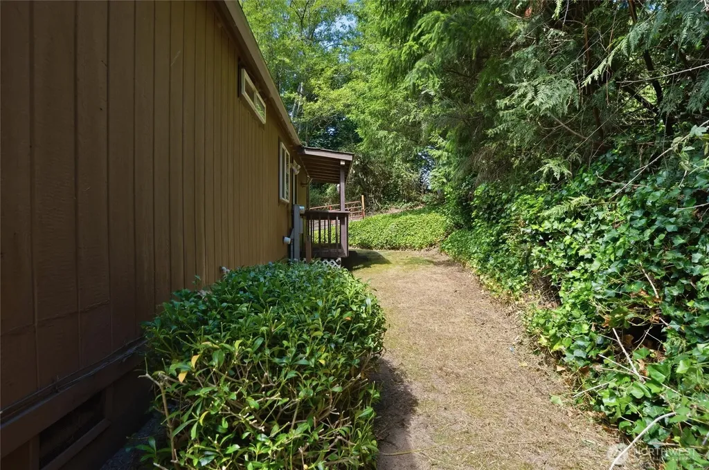 886 Woods Road E Port Orchard WA 98366
