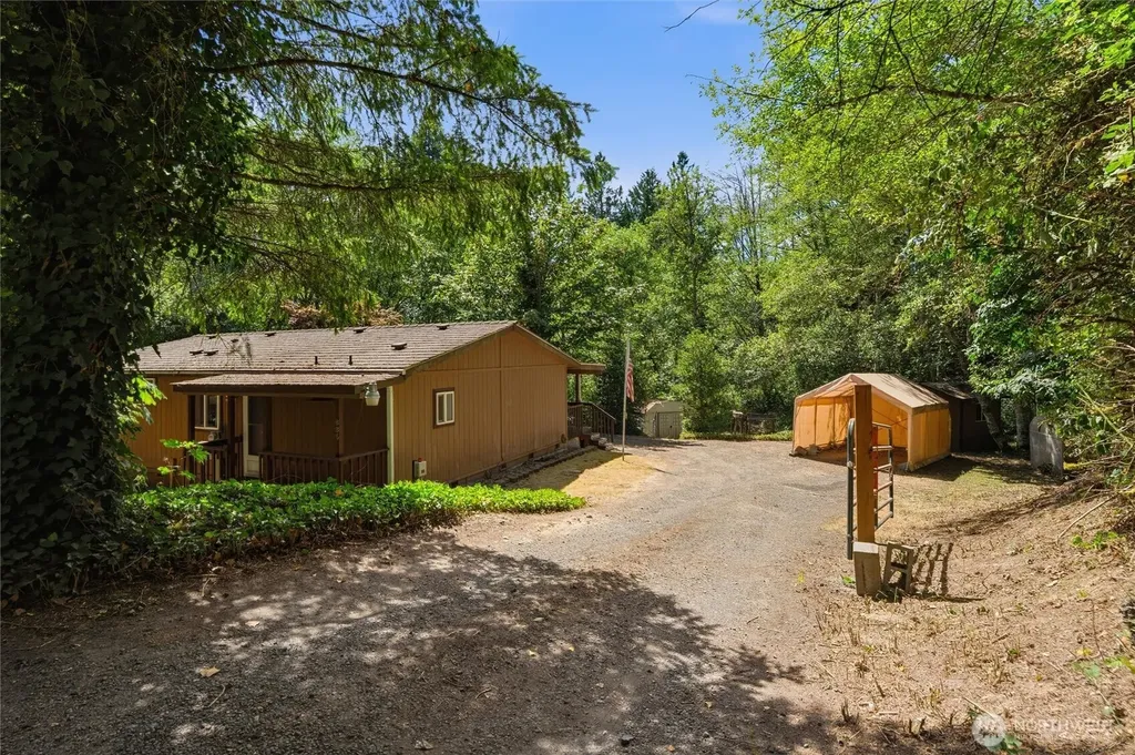 886 Woods Road E Port Orchard WA 98366