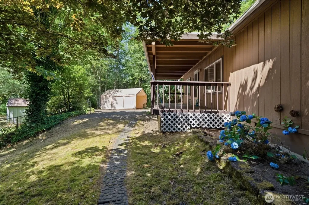 886 Woods Road E Port Orchard WA 98366