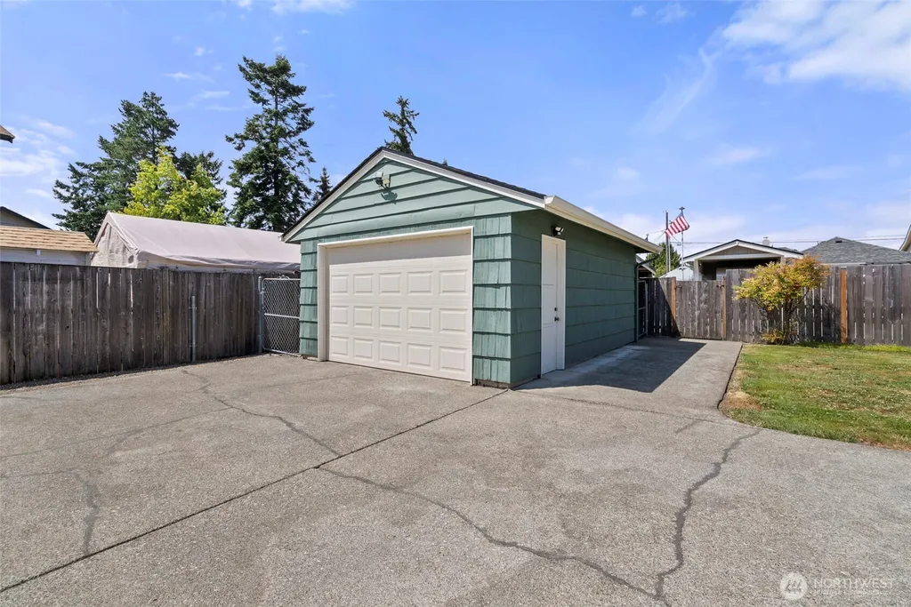 919 6th Avenue SW Puyallup WA 98371