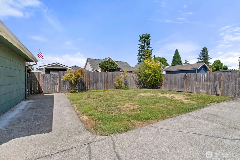 919 6th Avenue SW Puyallup WA 98371