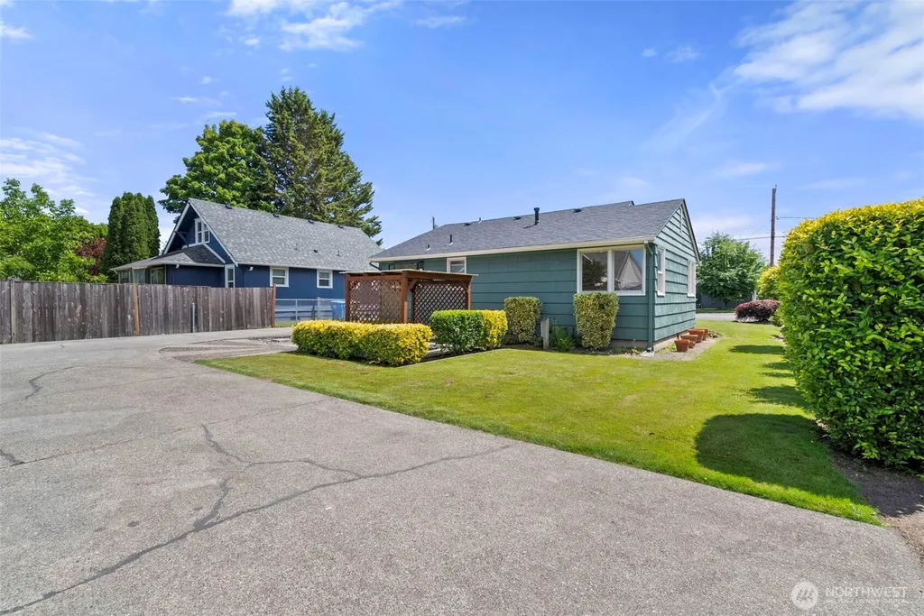 919 6th Avenue SW Puyallup WA 98371