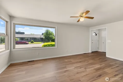 919 6th Avenue SW Puyallup WA 98371